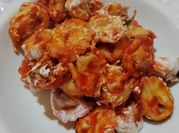 Una foto di pasta con la panna e parmigiano