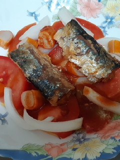 Una foto de Ensalada de tomate y sardinas