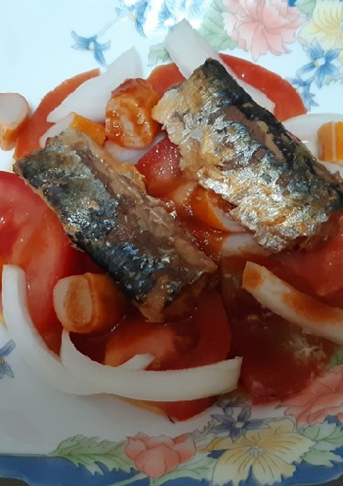 Una foto de Ensalada de tomate y sardinas