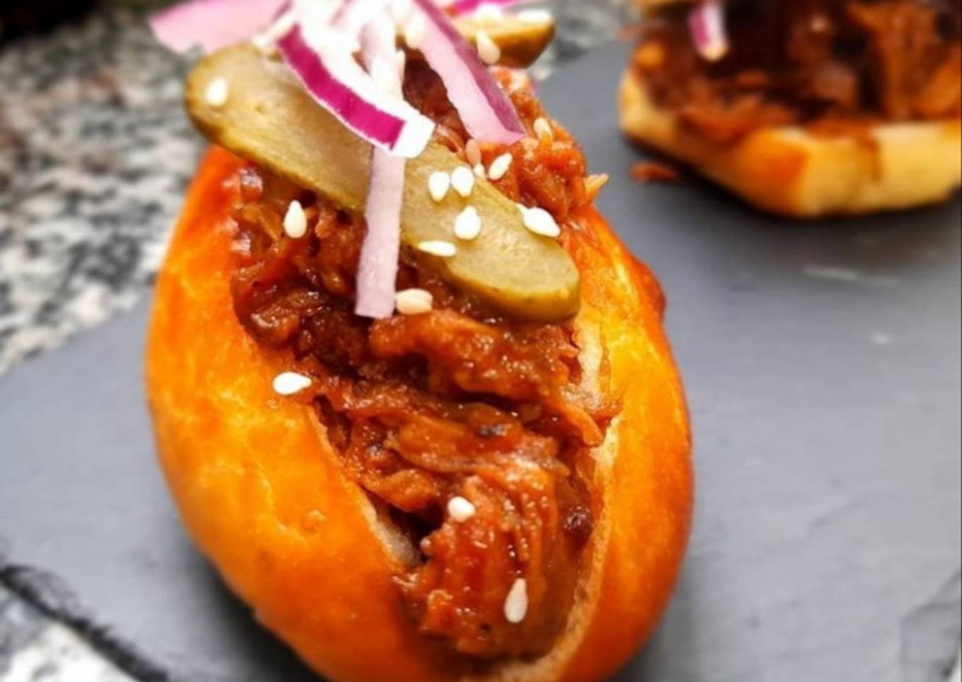 Brioche de pulled pork con salsa barbacoa