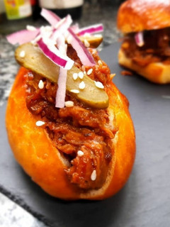 Una foto de Brioche de pulled pork con salsa barbacoa