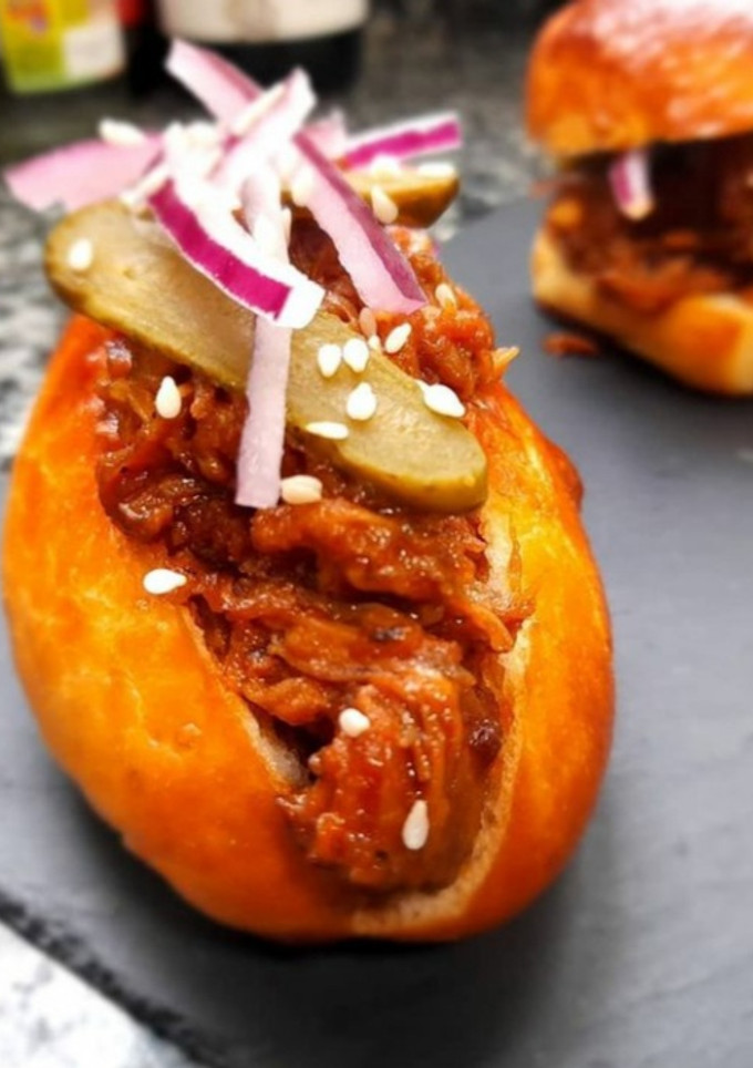 Una foto de Brioche de pulled pork con salsa barbacoa