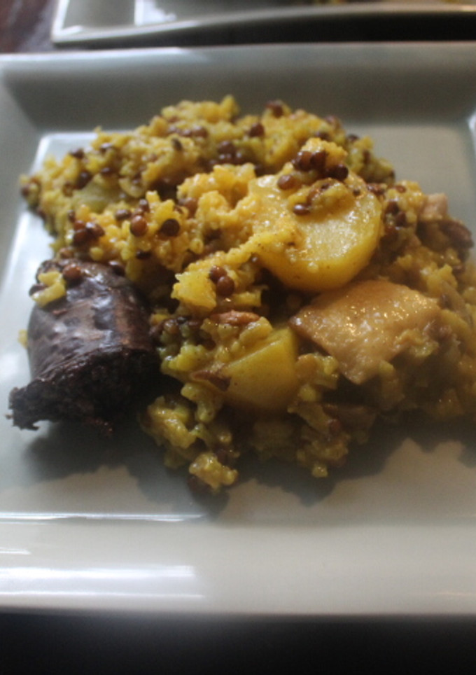 Una foto de Lentejas con arroz y costillas en olla de cocción lenta
