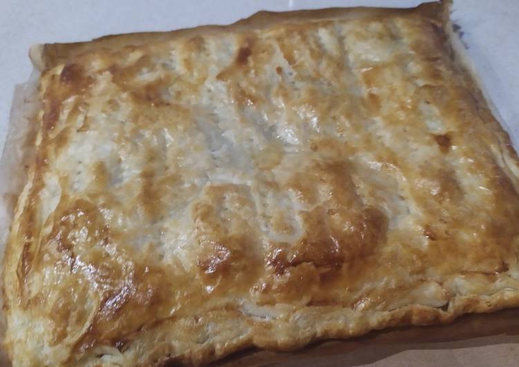 Empanada de bacon, dátiles y queso azul