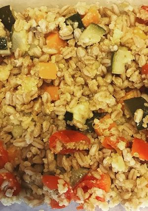 Foto di Insalata di cous cous, farro e verdure
