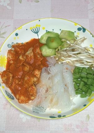 รูปของ ขนมจีน น้ำยาพริกเเกงอกไก่ คลีน~~
