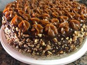 Una foto de torta de cumpleaños con nombres