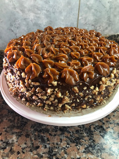 Una foto de Torta de cumpleaños con ganache y nueces