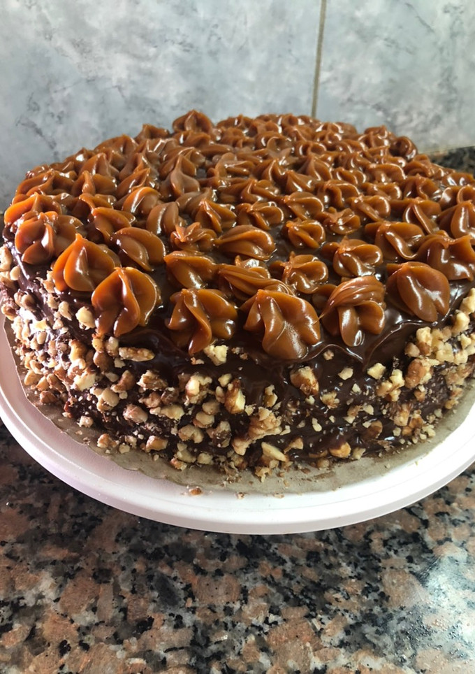 Una foto de Torta de cumpleaños con ganache y nueces