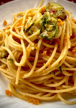 Foto di Spaghettoni zucchine e bottarga