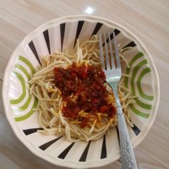 A picture of Spaghetti and pepper sauce.