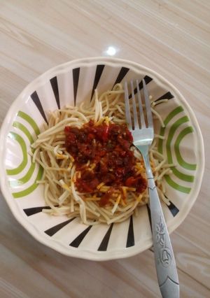 A picture of Spaghetti and pepper sauce.