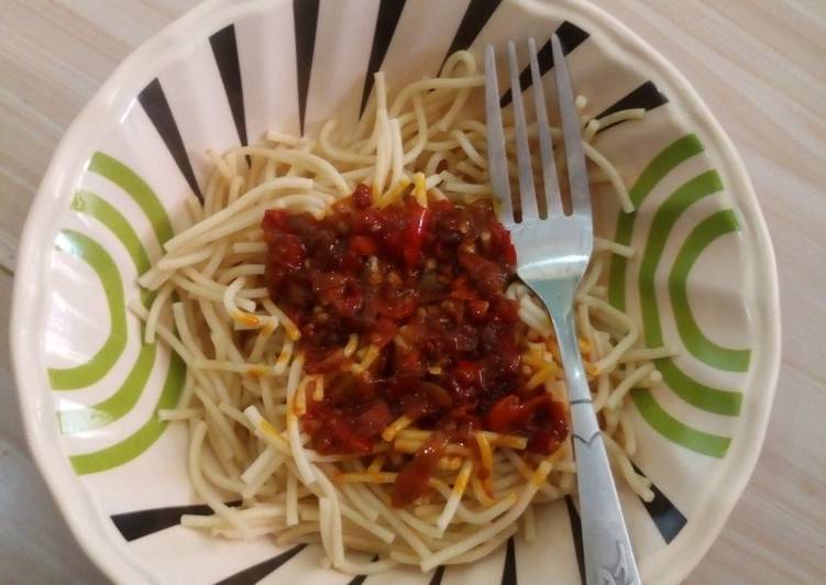 Spaghetti and pepper sauce