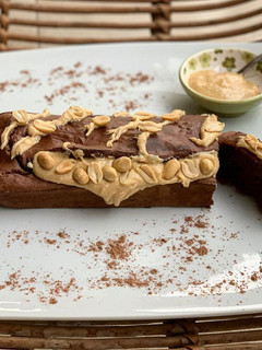 Una foto de Pan de Plátano y Chocolate con Mantequilla de Maní Casera ~. Versión saludable