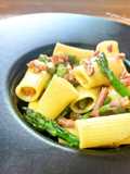 Rigatoni asperges vertes et bacon