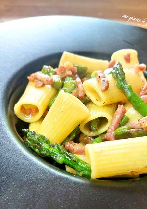 Une photo de Rigatoni asperges vertes et bacon