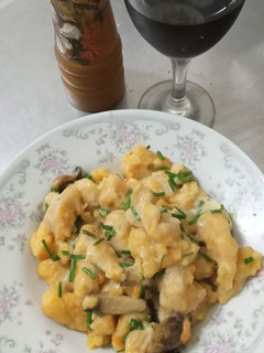 Una foto de ÑOQUIS soufflé con salsa de queso ciboulette
