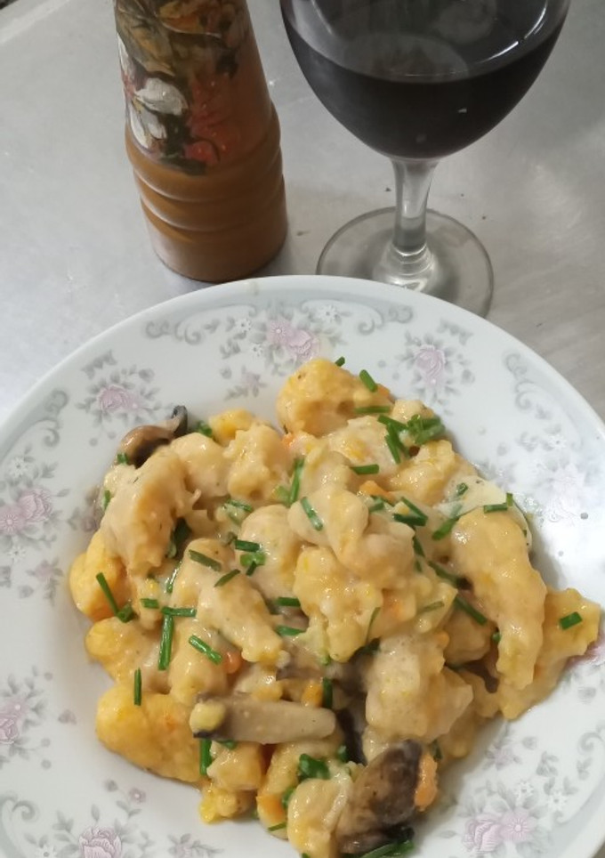 Una foto de ÑOQUIS soufflé con salsa de queso ciboulette