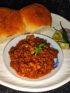 स्ट्रीट स्टाईल खिमा तवा मसाला विथ पाव )(kheema masala pav recipe in marathi) रेसिपी चे मुख्य फोटो 