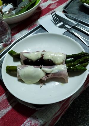 Una foto de Espárragos envueltos en jamón