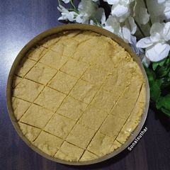 A picture of Sukhdi / gud papdi.