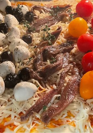 Une photo de Pizza 🍕 farandole de saveurs 🌶️🥬🫜