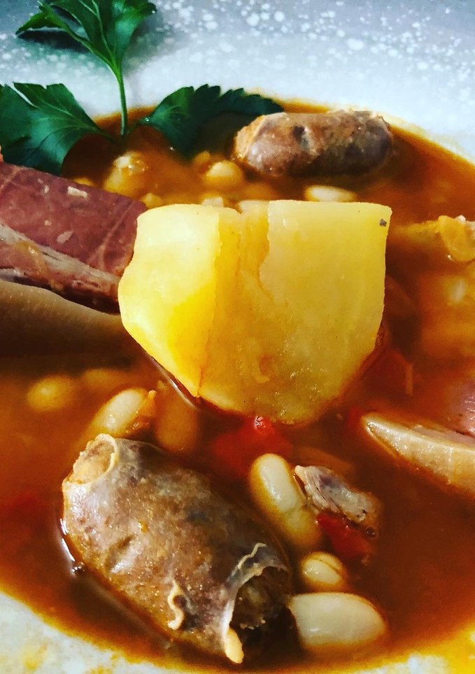 Una foto de Judías estofadas con jamón panceta costilla y chorizo