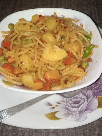 Easy Steps to Prepare Aloo chow mein🍜 the So Delicious Tasty