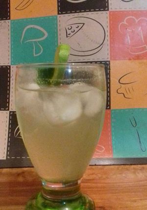 Una foto de Agua de epazote y limón