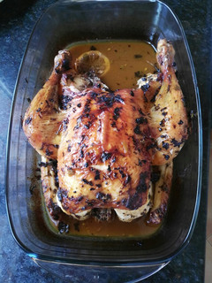Una foto de Pollo asado con ajos negros y trufa