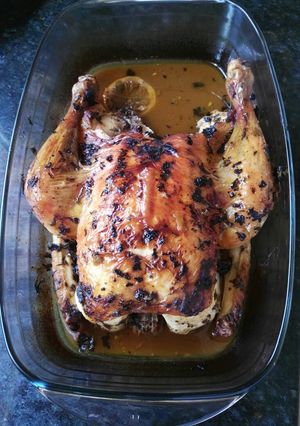 Una foto de Pollo asado con ajos negros y trufa
