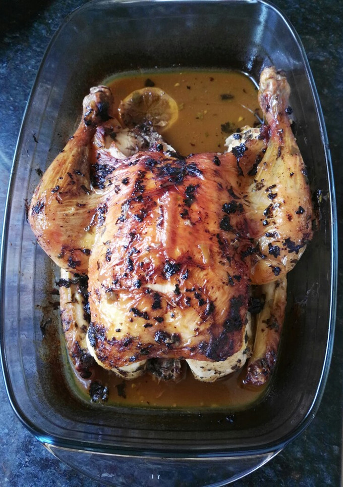 Una foto de Pollo asado con ajos negros y trufa