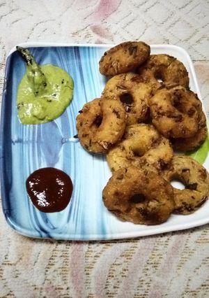A picture of Vada : Combination of Bread, Paneer and Potato.
