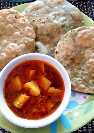 A picture of Matar Kachori.