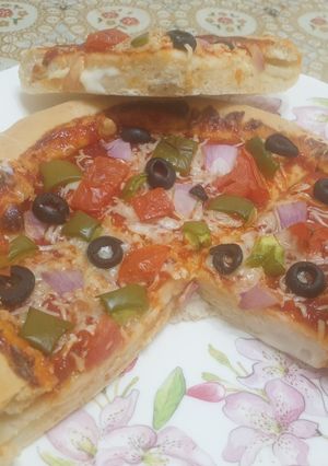 ચીઝ બુર્સ્ટ પીઝા (Cheese Burst Pizza Recipe In Gujarati) રેસીપી મુખ્ય ફોટો