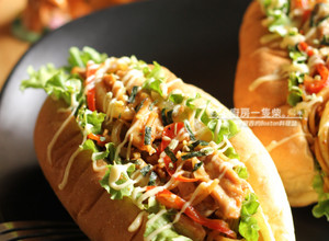 【料理絕配】日式咖哩炒麵麵包 的食譜成品照片