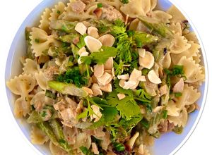 Une photo de Farfalle aux asperges vertes et au thon