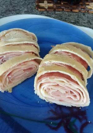Una foto de Arrollado jamón y queso