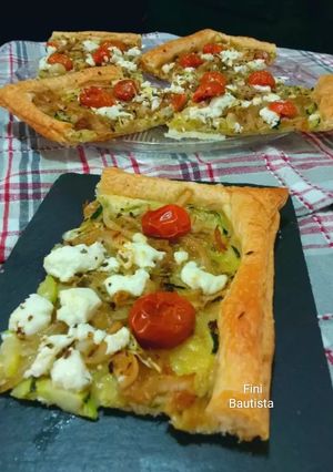 Una foto de Hojaldre de calabacín y queso rulo