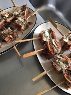 Une photo de Mini brochettes au bacon courgettes aubergines poivrons provolone et prosecco