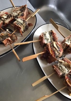 Une photo de Mini brochettes au bacon courgettes aubergines poivrons provolone et prosecco