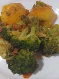 Una foto de Brócolis con patatas