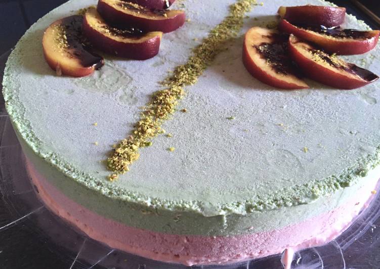 Semifreddo di pesche rosse (cotte nel vino rosso) e pistacchi
