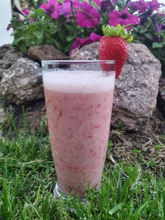 Una foto de Licuado de frutillas y bananas 🍓🍌