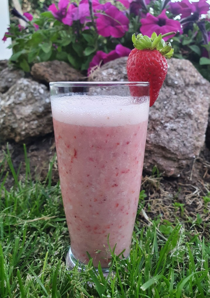 Una foto de Licuado de frutillas y bananas 🍓🍌