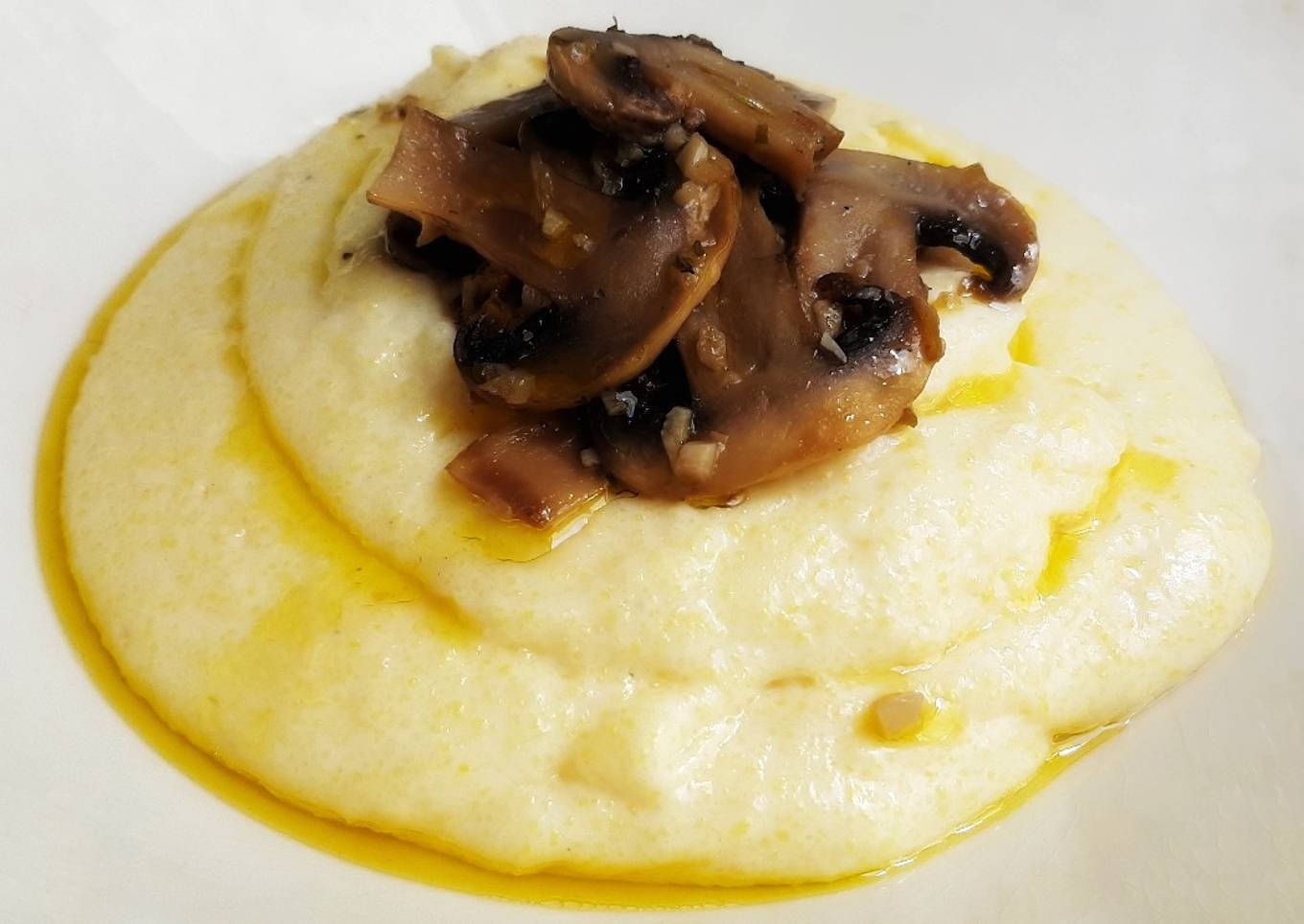 Polenta con champiñones y aceite de ajo