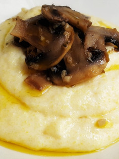 Una foto de Polenta con champiñones y aceite de ajo