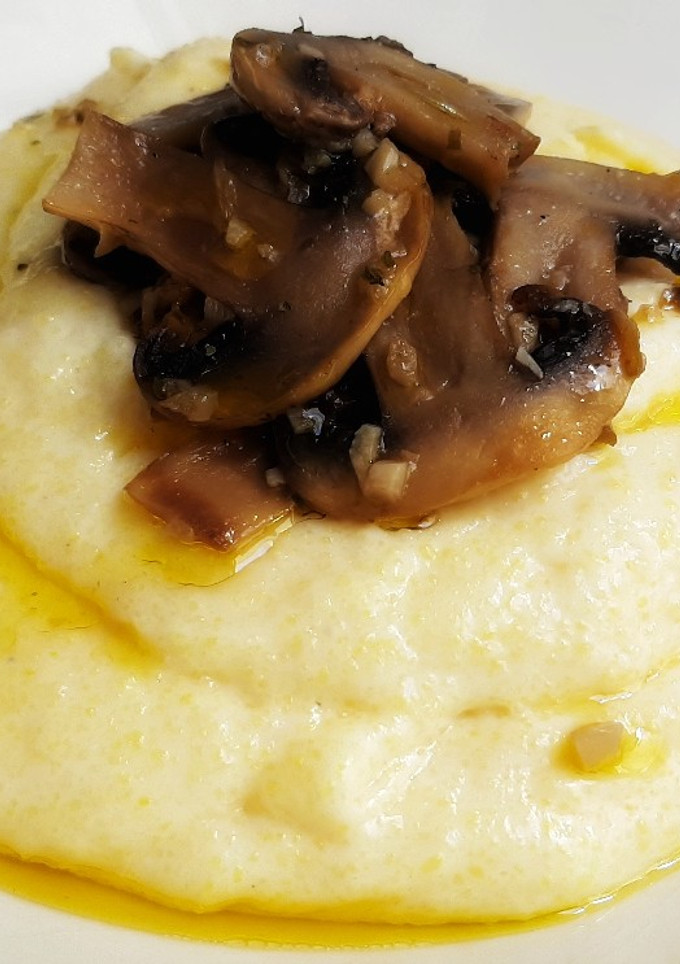 Una foto de Polenta con champiñones y aceite de ajo