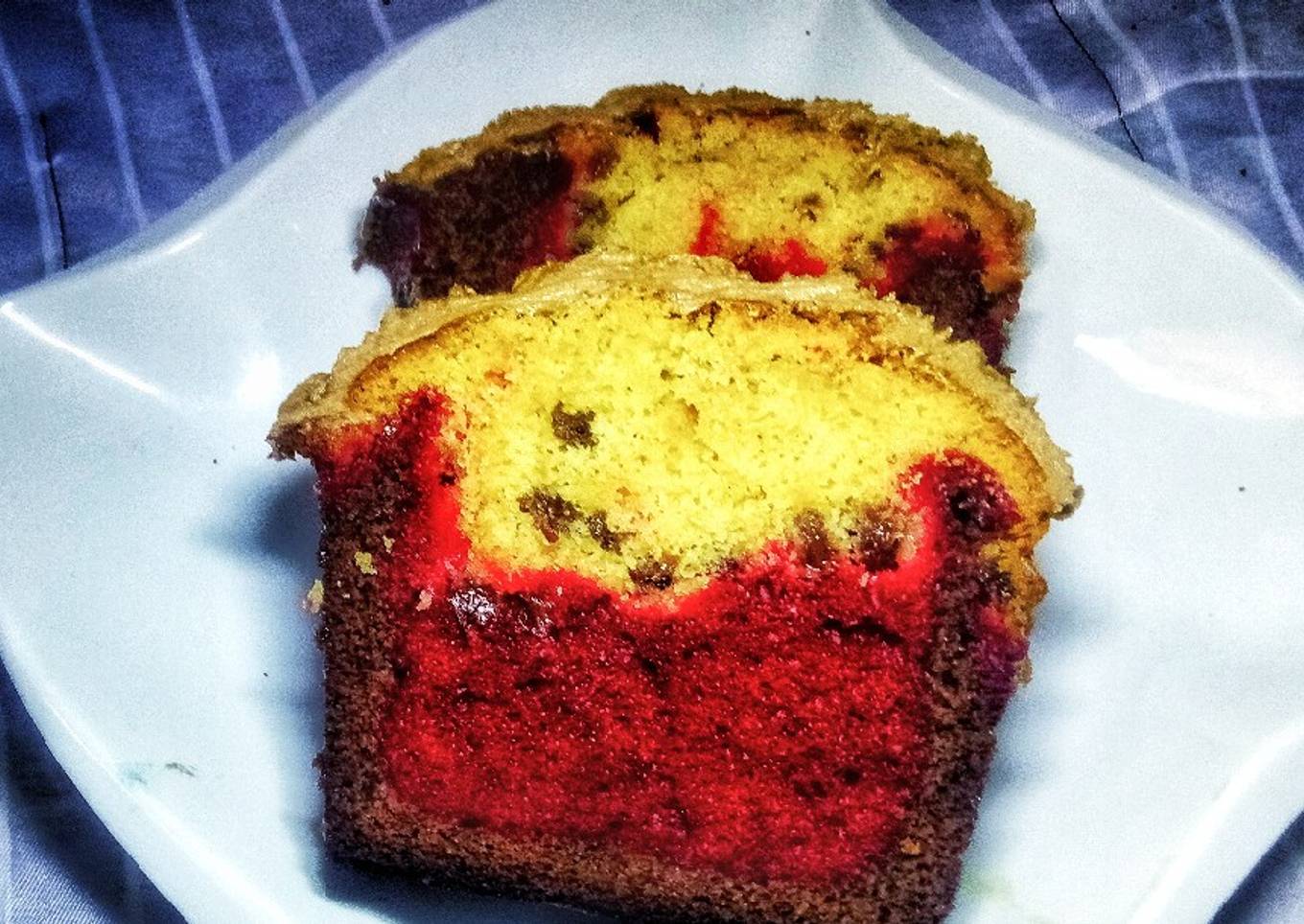 Cakeloaf la tres slices.sponge, red velvet and chocolate