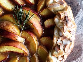 Tarte rustique aux pêches 🍑 et romarin